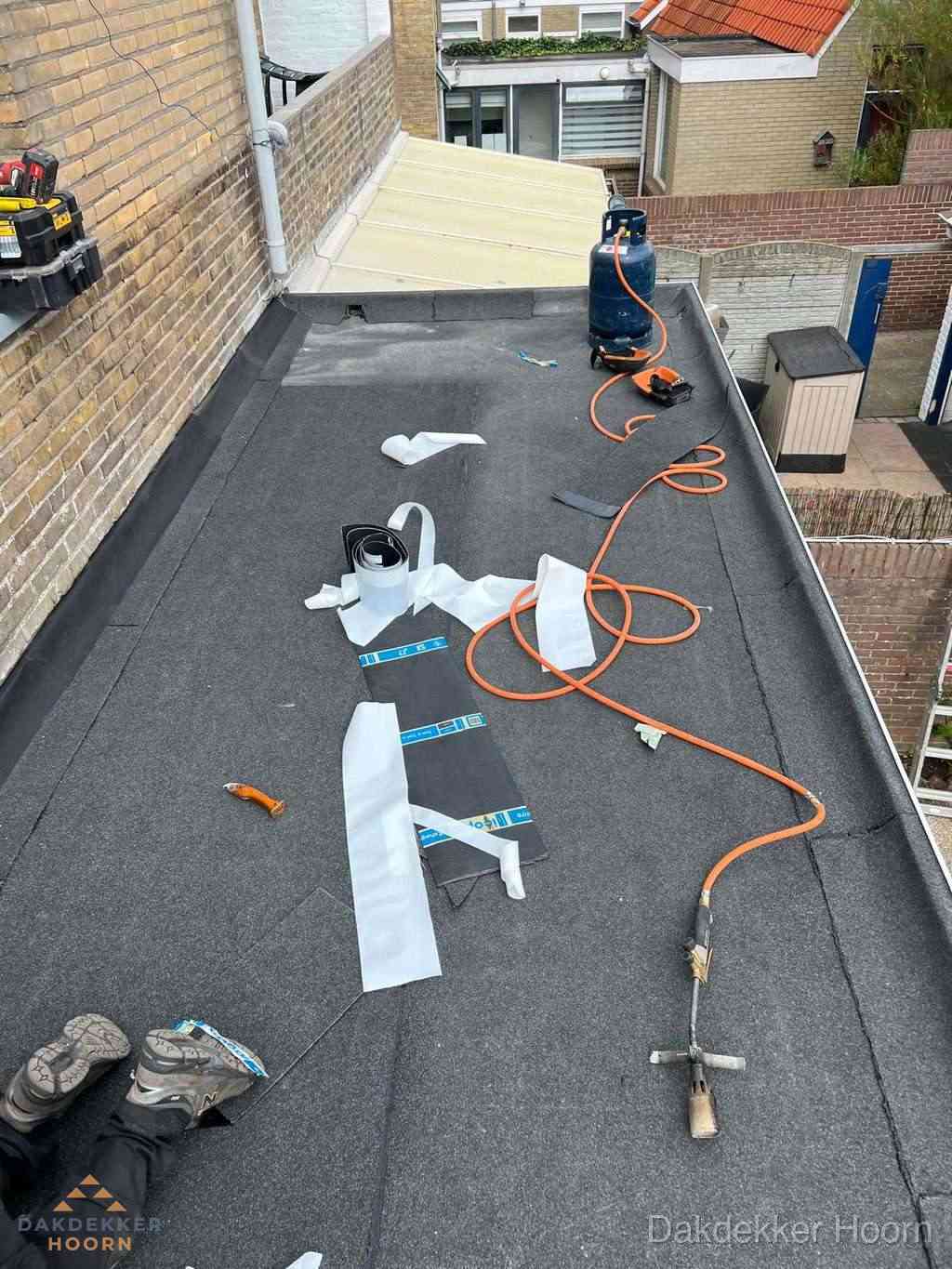 Dakdekker brengt EPDM dakbedekking aan op plat dak in Hoorn