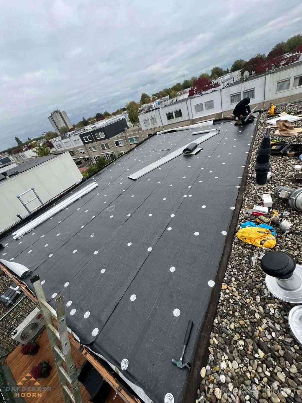 Dakleer vervangen op groot plat dak door dakdekker in Hoorn